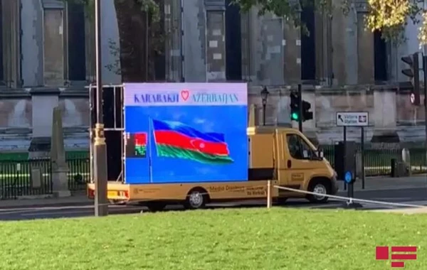 Перед зданием британского парламента установили баннер "Карабах – Азербайджан!" - ВИДЕО