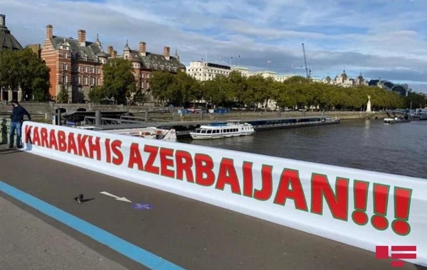 Перед зданием британского парламента установили баннер "Карабах – Азербайджан!" - ВИДЕО