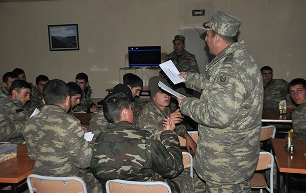 Əsgərlər onlara yazılan məktubları oxuyur - FOTO