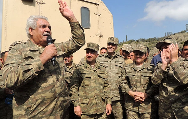 Əsgərlər onlara yazılan məktubları oxuyur - FOTO