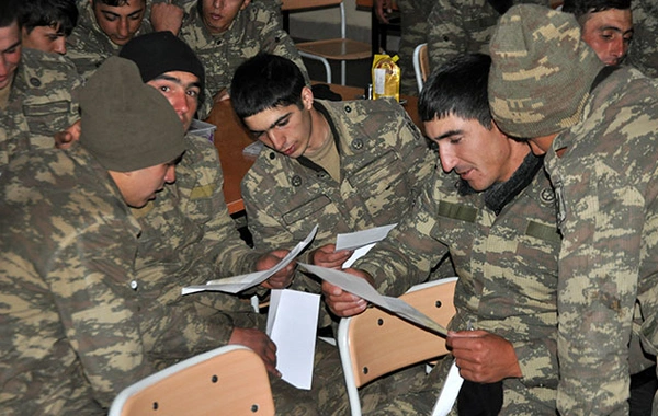 Əsgərlər onlara yazılan məktubları oxuyur - FOTO