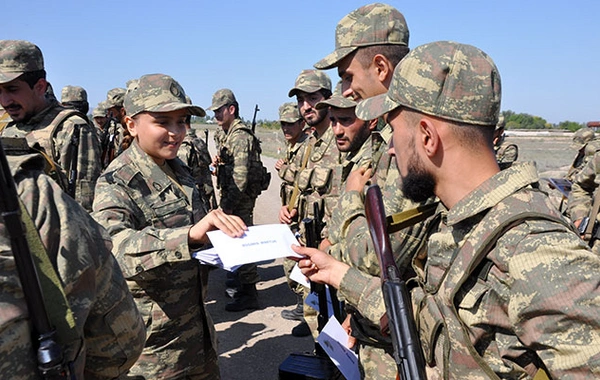 Əsgərlər onlara yazılan məktubları oxuyur - FOTO