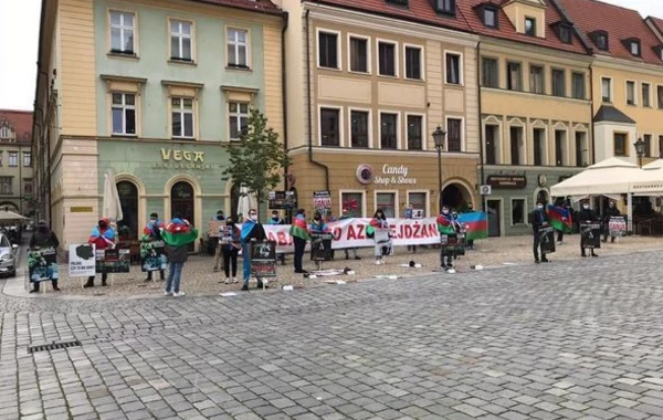 Азербайджанцы Польши выразили протест против террора, совершенного Арменией в Гяндже - ФОТО