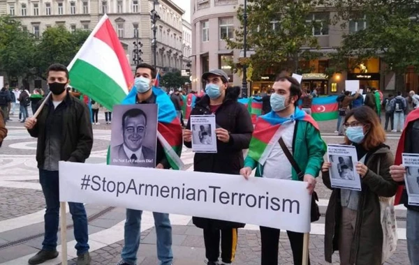 Budapeşt şəhərində Gəncə terroruna etiraz aksiyası keçirilib - FOTO