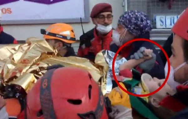 İzmirdə 65 saat sonra möcüzə: 3 yaşlı Elif dağıntılar altından sağ çıxarıldı - VİDEO