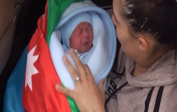Hərbçimizin oğlu oldu, adını Mübariz qoydu - FOTO
