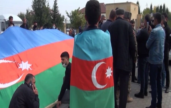 Hərbçimizin oğlu oldu, adını Mübariz qoydu - FOTO