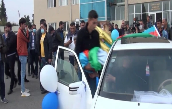 Hərbçimizin oğlu oldu, adını Mübariz qoydu - FOTO
