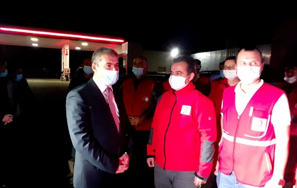 Türkiyənin Qırmızı Aypara Cəmiyyəti cəbhə bölgəsində evləri dağılanlara yardımlar göndərdi - FOTO