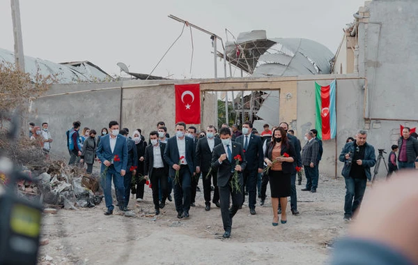 Türkiyə Gənclər Fondu Bərdə və Gəncə terrorunun nəticələri ilə yerində tanış olub - FOTO