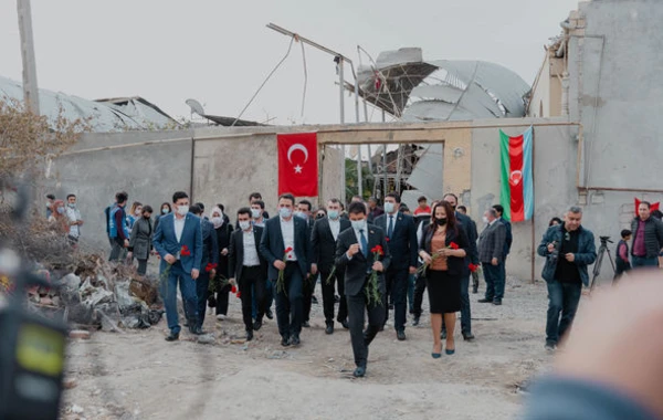 Türkiyə Gənclər Fondu Bərdə və Gəncə terrorunun nəticələri ilə yerində tanış olub - FOTO