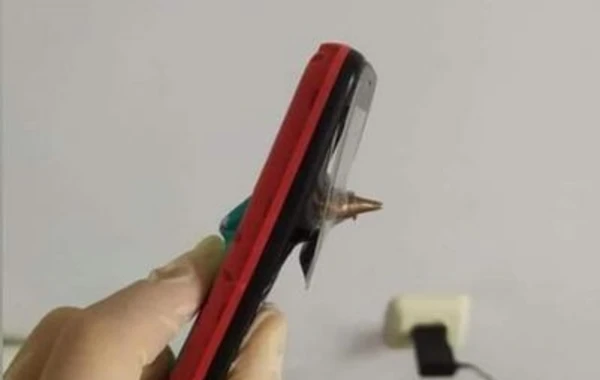 Hərbçimizin həyatını xilas edən mobil telefon - FOTO