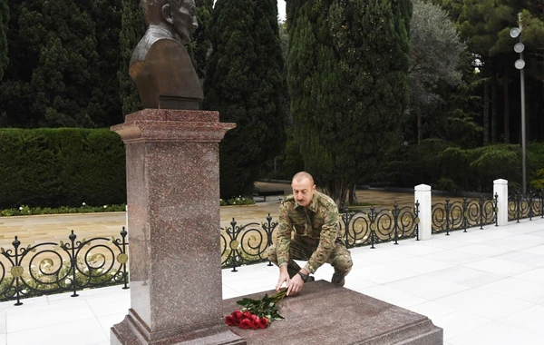 Ильхам Алиев и Мехрибан Алиева посетили Аллею почетного захоронения и Аллею шехидов - ФОТО