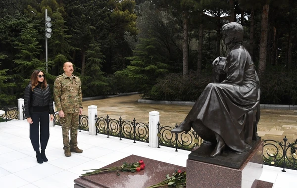 Ильхам Алиев и Мехрибан Алиева посетили Аллею почетного захоронения и Аллею шехидов - ФОТО