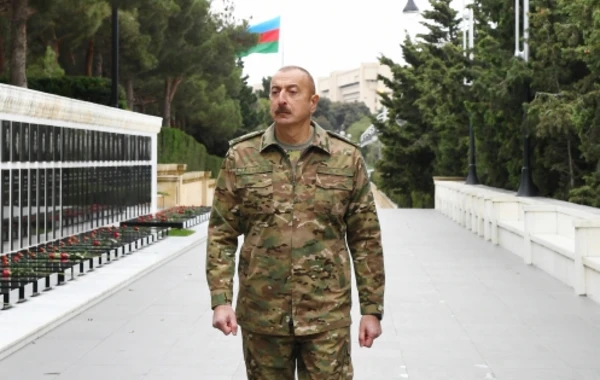 Ильхам Алиев и Мехрибан Алиева посетили Аллею почетного захоронения и Аллею шехидов - ФОТО