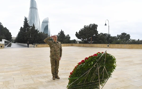 Ильхам Алиев и Мехрибан Алиева посетили Аллею почетного захоронения и Аллею шехидов - ФОТО