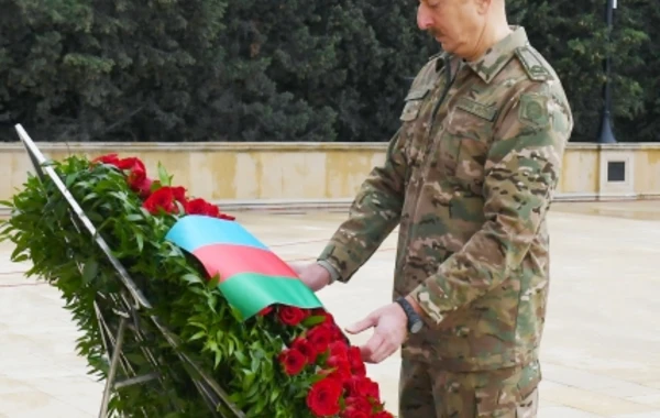 Ильхам Алиев и Мехрибан Алиева посетили Аллею почетного захоронения и Аллею шехидов - ФОТО