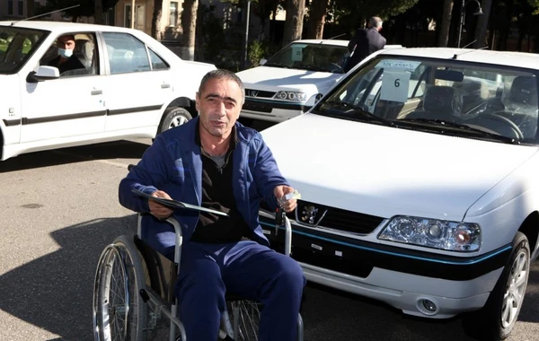 Müharibə əlillərinə minik avtomobilləri verilib - FOTO
