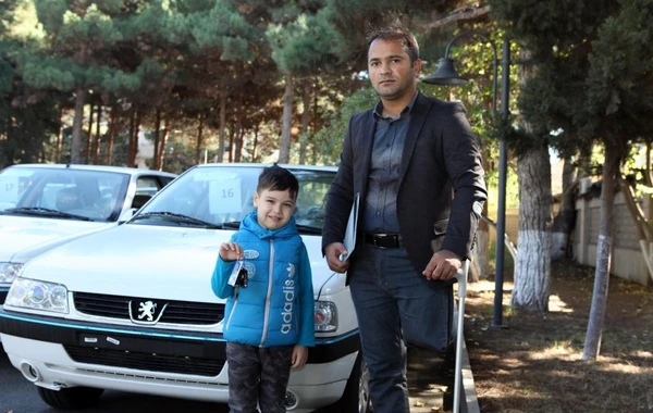 Müharibə əlillərinə minik avtomobilləri verilib - FOTO