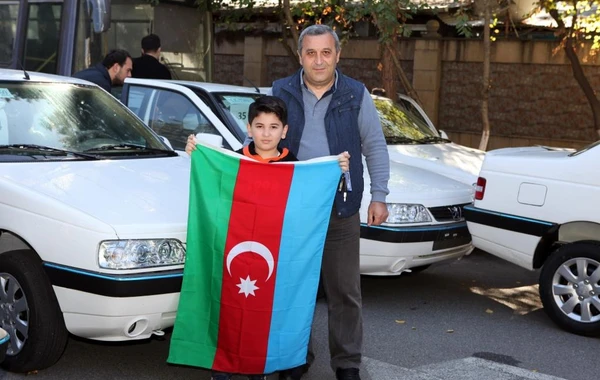 Müharibə əlillərinə minik avtomobilləri verilib - FOTO