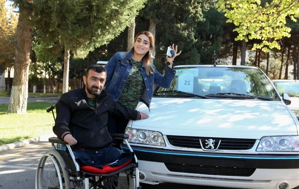 Müharibə əlillərinə minik avtomobilləri verilib - FOTO