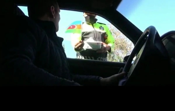 Cəlilabad polisi sürücülərə bayraq bağışladı - FOTO