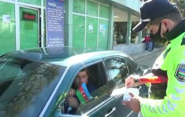 Cəlilabad polisi sürücülərə bayraq bağışladı - FOTO