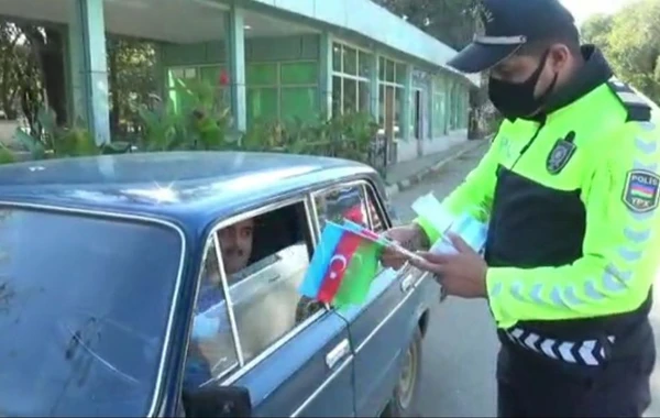 Cəlilabad polisi sürücülərə bayraq bağışladı - FOTO