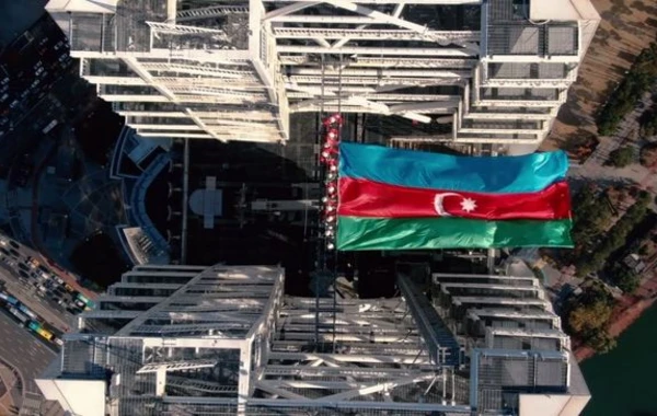 Azərbaycanın dövlət bayrağı dünyanın ən hündür beşinci göydələnində dalğalanıb - FOTO