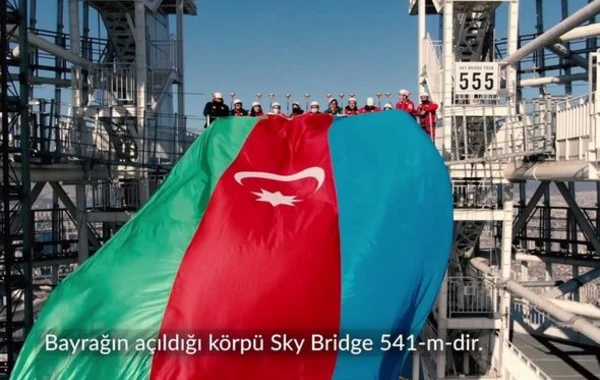 Azərbaycanın dövlət bayrağı dünyanın ən hündür beşinci göydələnində dalğalanıb - FOTO