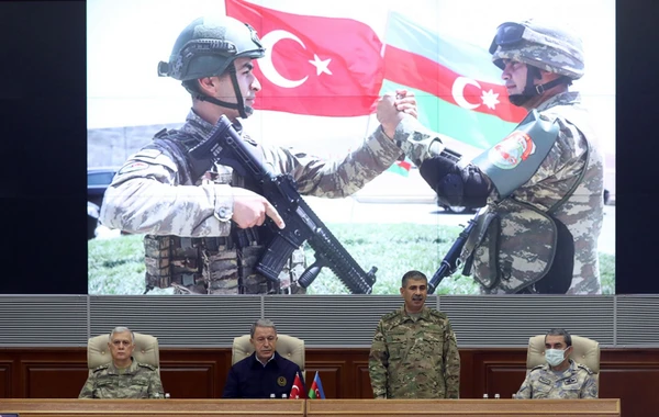 Hulusi Akar və digər yüksək vəzifəli hərbçilər Müdafiə Nazirliyində görüş keçiriblər - VİDEO