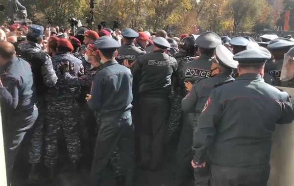İrəvanda etiraz aksiyası keçirilir - Polislə etirazçılar arasında toqquşma - VİDEO