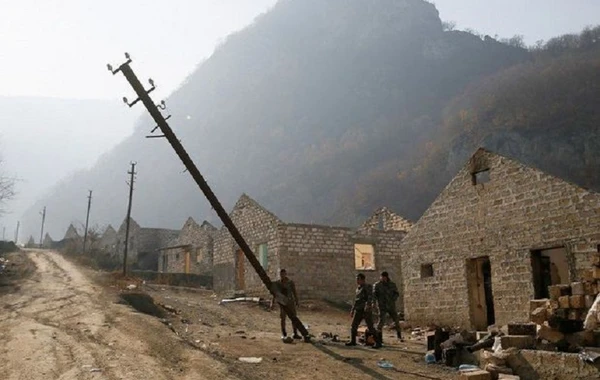 Ermənilər Kəlbəcərdə elektrik dirəklərini dağıdırlar