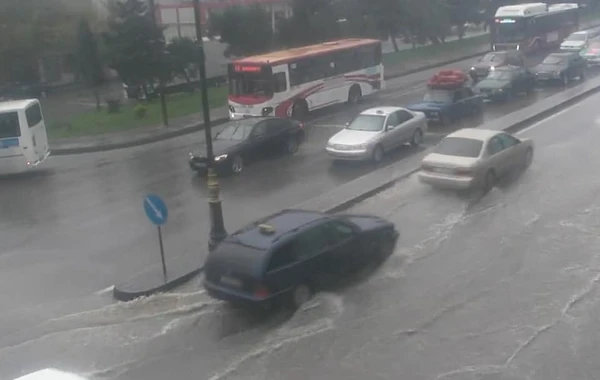 Bakıda yağış yollarda problemlər yaratdı - FOTO