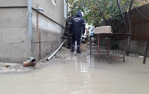 Bakıda insanları belə xilas etdilər - VİDEO