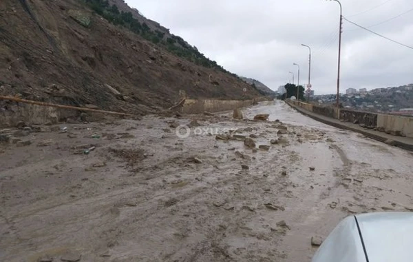 Badamdarda torpaq sürüşməsi oldu - FOTO