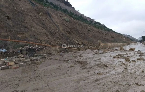 Badamdarda torpaq sürüşməsi oldu - FOTO