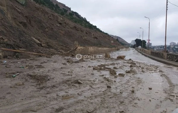 Badamdarda torpaq sürüşməsi oldu - FOTO