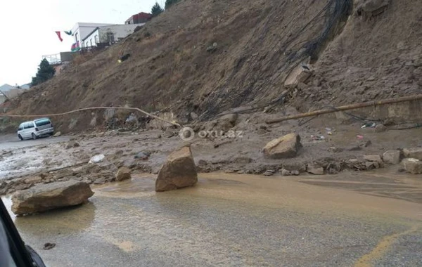 Badamdarda torpaq sürüşməsi oldu - FOTO