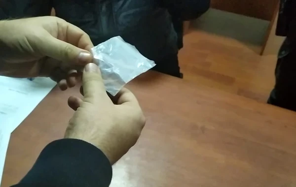 Komendant postundan narkotik keçirmək istəyən şəxs saxlanıldı - VİDEO