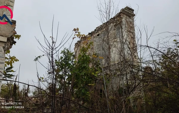 Bayrağın sancıldığı, viran qoyulan bina... - FOTO