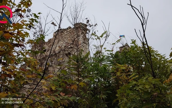 Bayrağın sancıldığı, viran qoyulan bina... - FOTO
