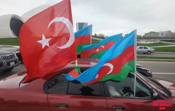 Проходит победное шествие по случаю освобождения Агдама - ФОТО