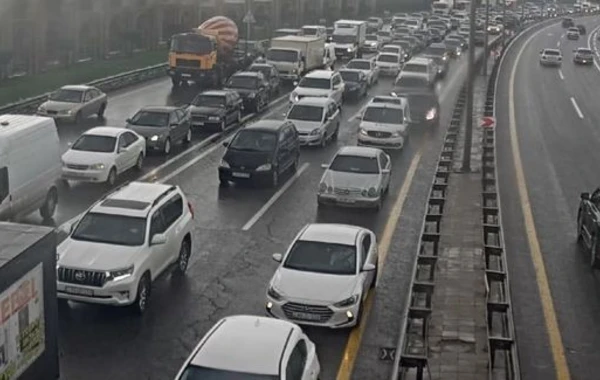 Bakıda yük maşını aşdı, tıxac yarandı - FOTO