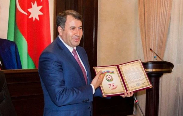 Qalmaqallı məmur işdən çıxarıldı - FOTO