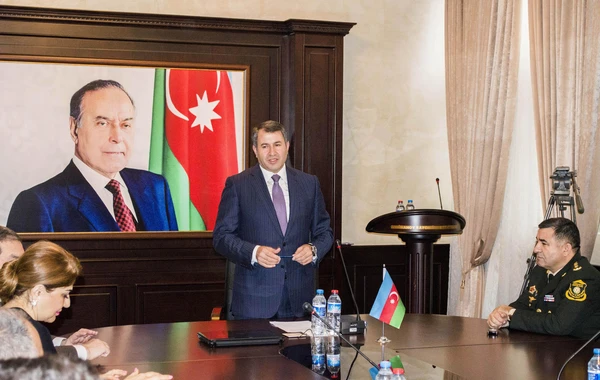 Qalmaqallı məmur işdən çıxarıldı - FOTO