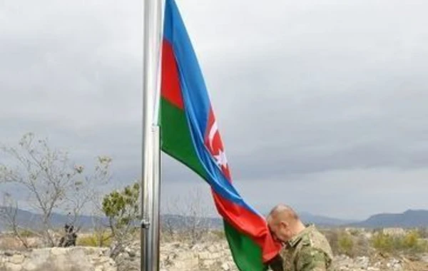 Ильхам Алиев поднял в Агдаме флаг Азербайджана - ФОТО