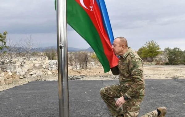 Ильхам Алиев поднял в Агдаме флаг Азербайджана - ФОТО