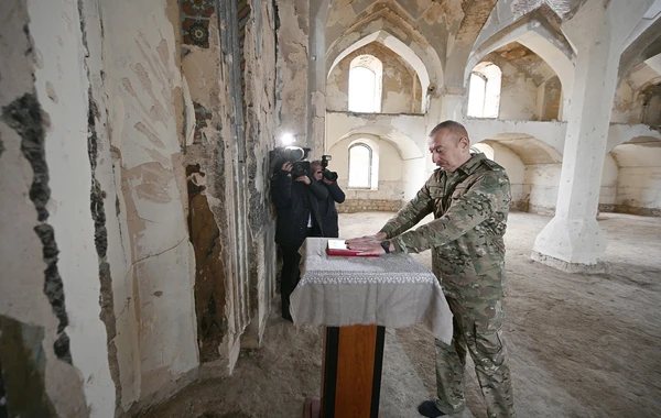Ильхам Алиев подарил Агдамской мечети привезенный из Мекки Коран - ФОТО
