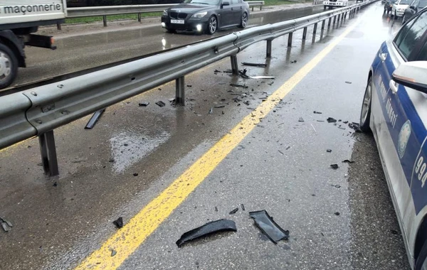 Bakı-Quba yolunda sürücü idarəetməni itirərək qəza törətdi - FOTO
